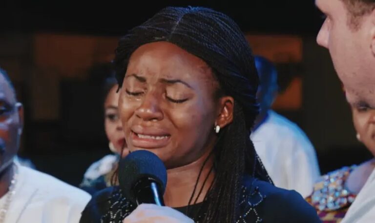 ‘ela-colocou-a-mao’:-mulher-relata-desaparecimento-de-tumores-apos-oracao-de-crianca