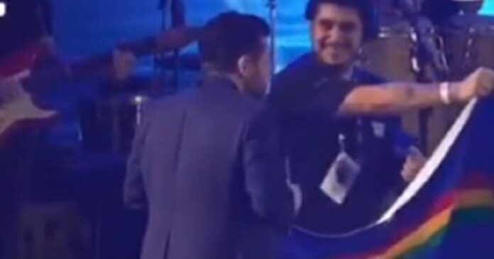 video:-bruno,-da-dupla-com-marrone,-e-criticado-apos-se-recusar-a-segurar-bandeira-de-pernambuco-em-show