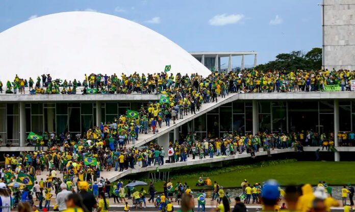 stf-condena-homem-por-furto-de-bola-autografada-por-neymar-no-ato-do-8-de-janeiro