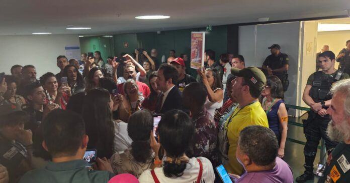 video:-glauber-braga-faz-ato-na-camara-para-anunciar-fim-de-peregrinacao-nos-estados-contra-cassacao:-“a-luta-continua”