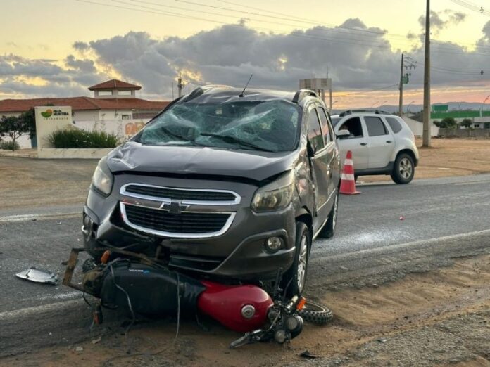 acidente-entre-dois-carros-e-uma-moto-deixa-dois-feridos-em-jaguaquara