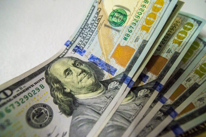 dolar-sobe-a-r$-5,46-puxado-pelo-iof;-ibovespa-registra-3a-maior-marca-da-historia