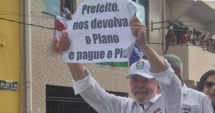 no-dois-de-julho,-lula-ergue-cartaz-com-critica-a-gestao-de-bruno-reis-em-salvador:-“prefeito,-pague-o-piso”