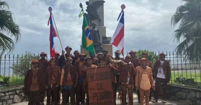 encourados-de-pedrao-retornam-ao-cortejo-do-dois-de-julho-apos-12-anos-longe-das-comemoracoes encourados-de-pedrao-retornam-ao-cortejo-do-dois-de-julho-apos-12-anos-longe-das-comemoracoes