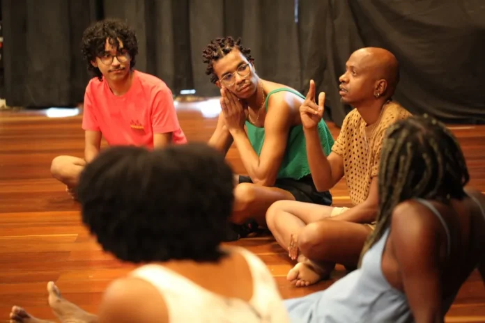 oficina-de-teatro-oferece-aulas-para-surdos-e-deficientes-auditivos