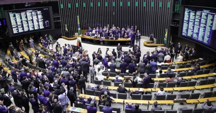 camara-pode-votar-versao-“intermediaria”-do-pl-da-anistia-antes-do-recesso;-texto-ainda-e-mantido-sob-sigilo