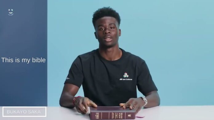 jogador-bukayo-saka-exalta-a-importancia-da-biblia-em-sua-vida:-‘e-muito-especial’