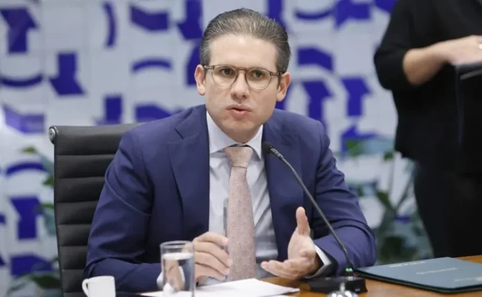 hugo-motta-reage-a-decisao-de-moraes-sobre-iof