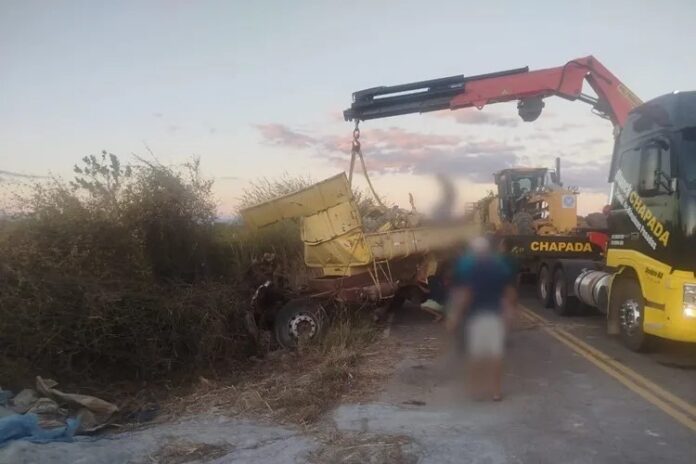 caminhoneiro-morre-apos-veiculo-que-dirigia-tombar-em-ibipitanga