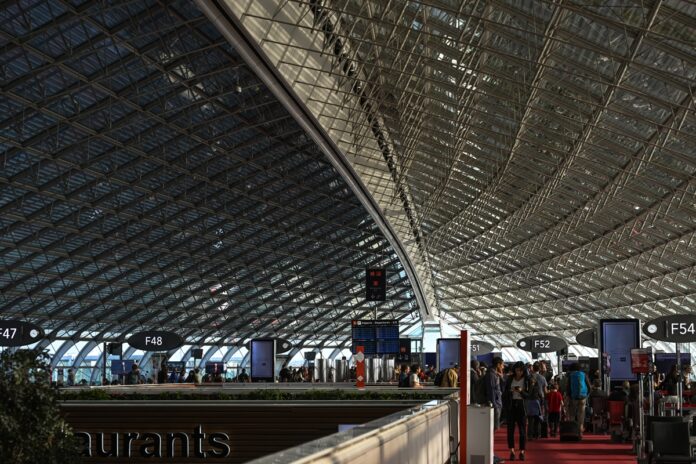 mais-de-1.500-voos-sao-cancelados-na-franca-por-greve-em-aeroportos