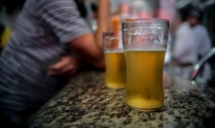 oms-pressiona-paises-a-aumentar-precos-do-tabaco,-alcool-e-acucarados-em-50%