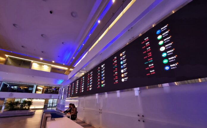 ibovespa-registra-maxima-historica-pelo-segundo-dia-seguido;-dolar-fecha-a-r$-5,42
