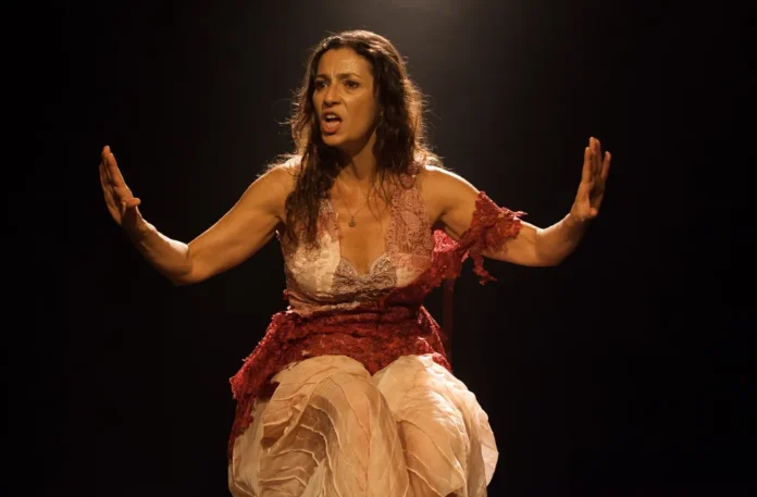 cyria-coentro-volta-aos-palcos-com-espetaculo-sobre-as-dores-e-delicias-do-amor