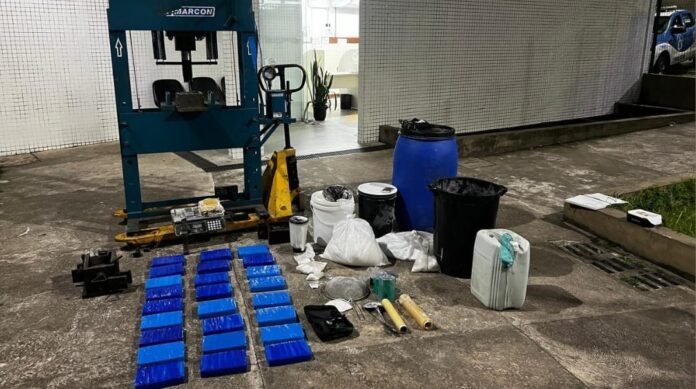 operacao-policial-desmonta-laboratorio-de-drogas-em-itapua;-60-kg-de-cocaina-sao-apreendidos