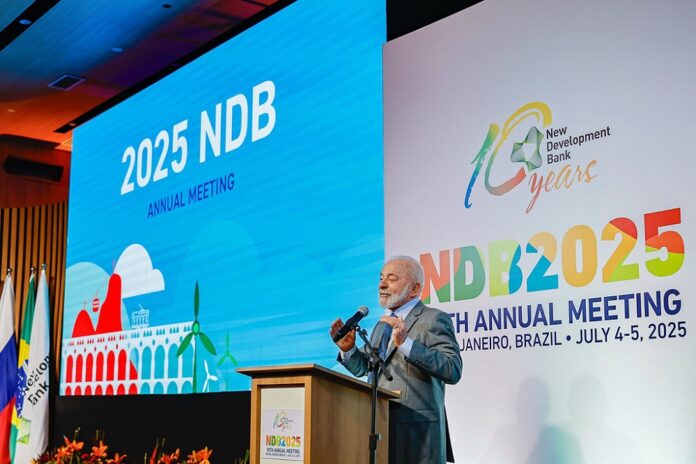 as-vesperas-da-cupula,-lula-volta-a-sugerir-moeda-comum-do-brics