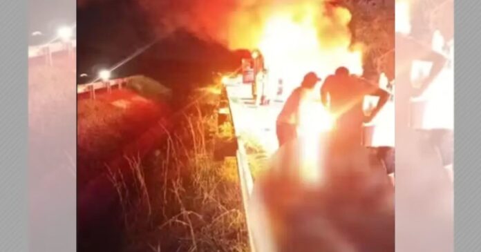moto-pega-fogo-apos-acidente-com-carro-na-ba-099-e-duas-pessoas-sao-internadas-em-estado-grave