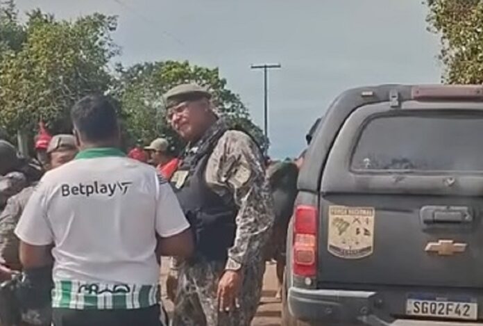 forca-nacional-e-cercada-e-obrigada-a-entregar-indigenas-presos-com-armas-em-area-de-conflito-fundiario