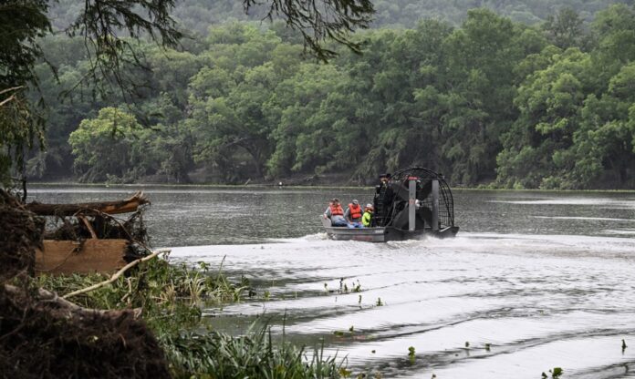 texas-busca-desaparecidos-apos-enchentes-que-deixaram-ao-menos-79-mortos