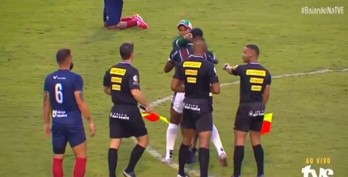 video:-torcedores-invadem-campo-e-jogo-de-volta-da-serie-b-do-baianao-pode-ter torcida unica
