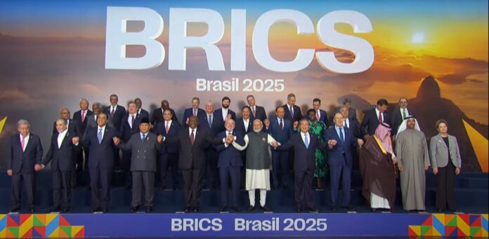 foto-de-familia:-lula-posa-ao-lado-de-lideres-do-brics-e-parceiros