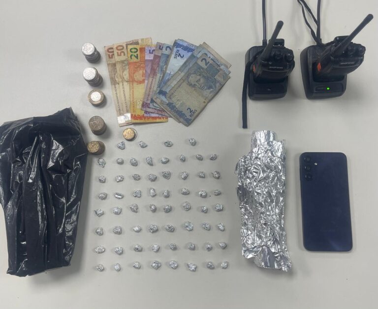 homem-e-preso-com-drogas-e-radios-comunicadores-em-camacari,-na-regiao-metropolitana-de-salvador