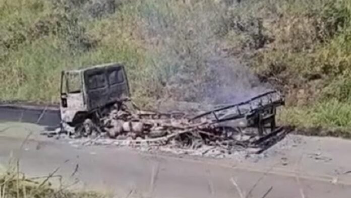 rodovia-e-liberada-por-indigenas-apos-36h-de-protesto;-ato-gerou-20-km-de-engarrafamento-e-deixou-caminhao-depredado