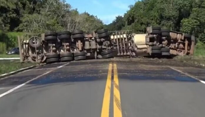 carreta-com-combustiveis-tomba-e-interdita-trecho-de-rodovia-ha-20h-na-bahia