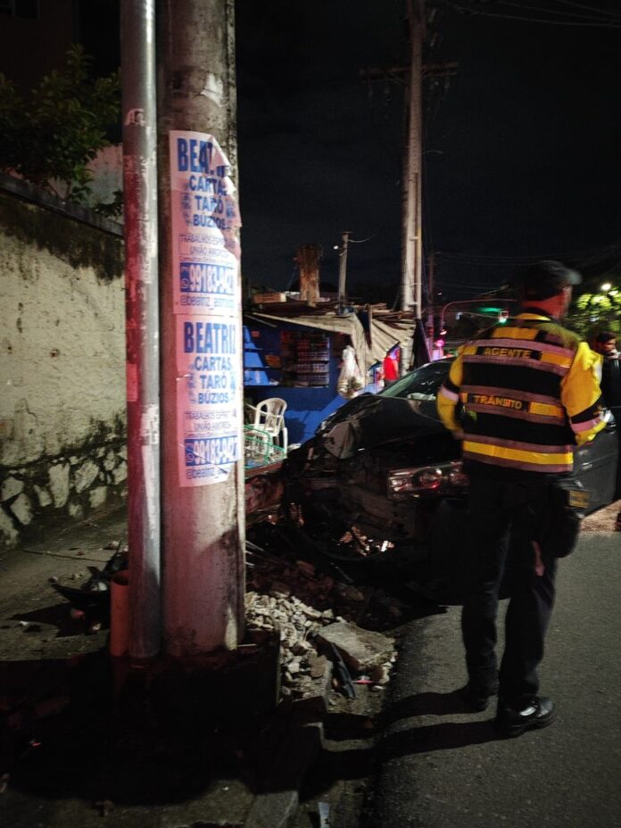 carro-derruba-poste-ao-lado-do-hospital-aristides-maltez,-em-brotas