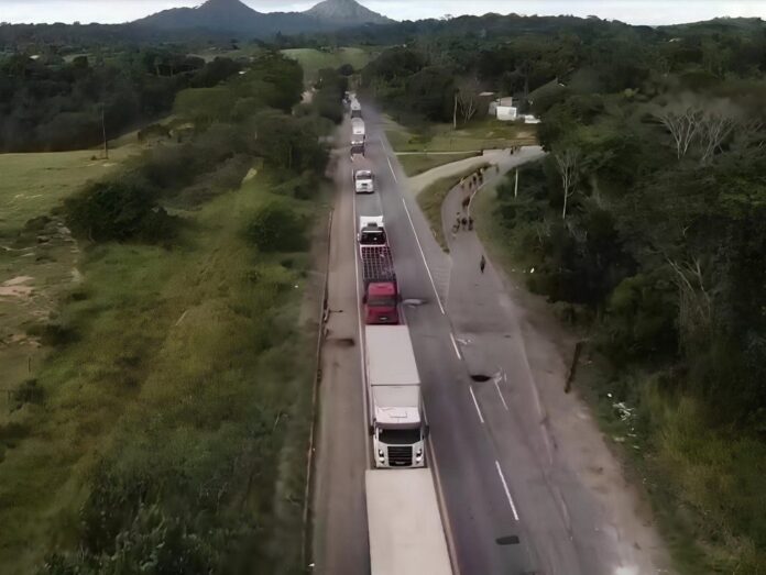 br-101-e-liberada-apos-mais-de-35-horas-de-bloqueio-por-indigenas-no-extremo-sul-baiano