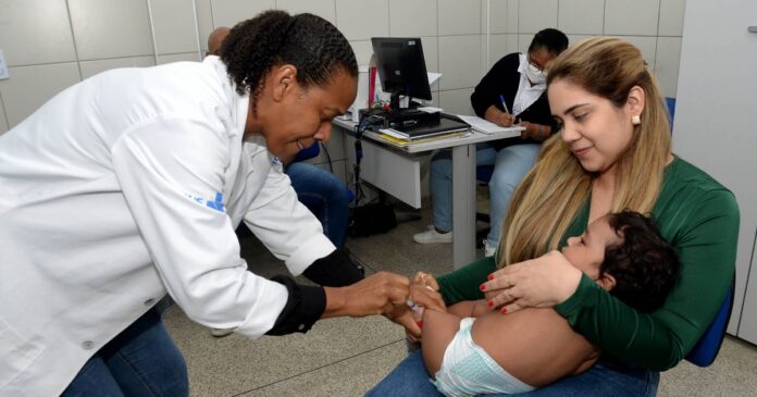 vacina-acwy-passa-a-ser-aplicada-em-criancas-de-12-meses-pelo-sus-em-salvador,-anuncia-sms