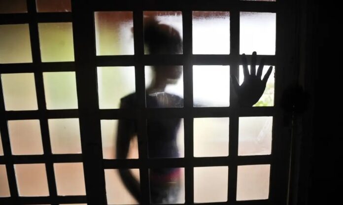 jovem-e-estuprada-em-casa-por-eletricista-terceirizado-apos-acionar-religacao-de-luz-no-pr