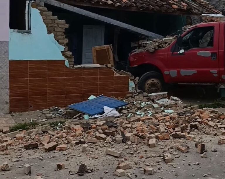 caminhao-desgovernado-destroi-fachada-de-residencia-em-ipiau