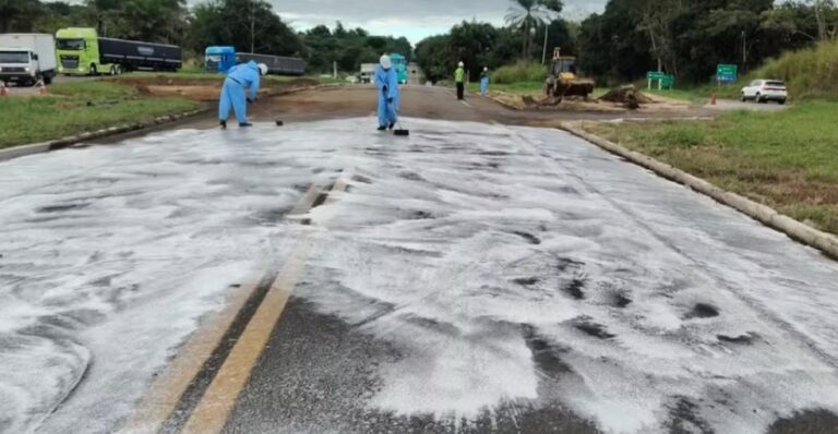 trecho-da-br-101-em-ubaitaba-aguarda-limpeza-para-ser-liberada;-carreta-com-combustiveis-tombou-em-via