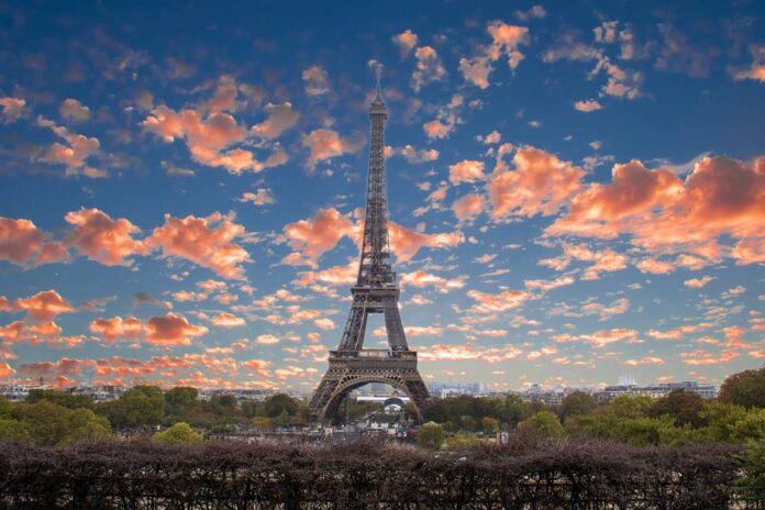 dois-homens-sao-presos-apos-saltarem-de-paraquedas-da-torre-eiffel