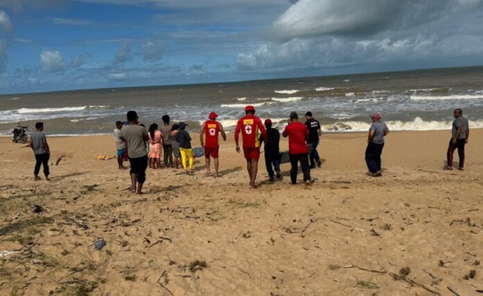 buscas-por-gustavo-chegam-ao-fim:-bombeiros-resgatam-corpo-de-adolescente-no-mar-de-nova-vicosa