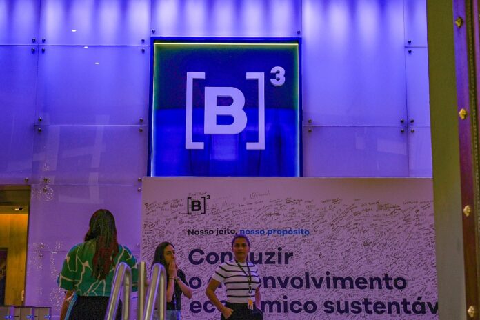 dolar-fecha-em-alta-e-bolsa-acumula-perdas-com-tensao-comercial-entre-brasil-e-eua