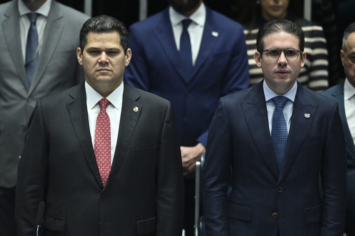 congresso-ensaia-aproximacao-com-o-governo-e-se-coloca-a-disposicao-para-agir-‘com-firmeza’-em-resposta-a-tarifaco