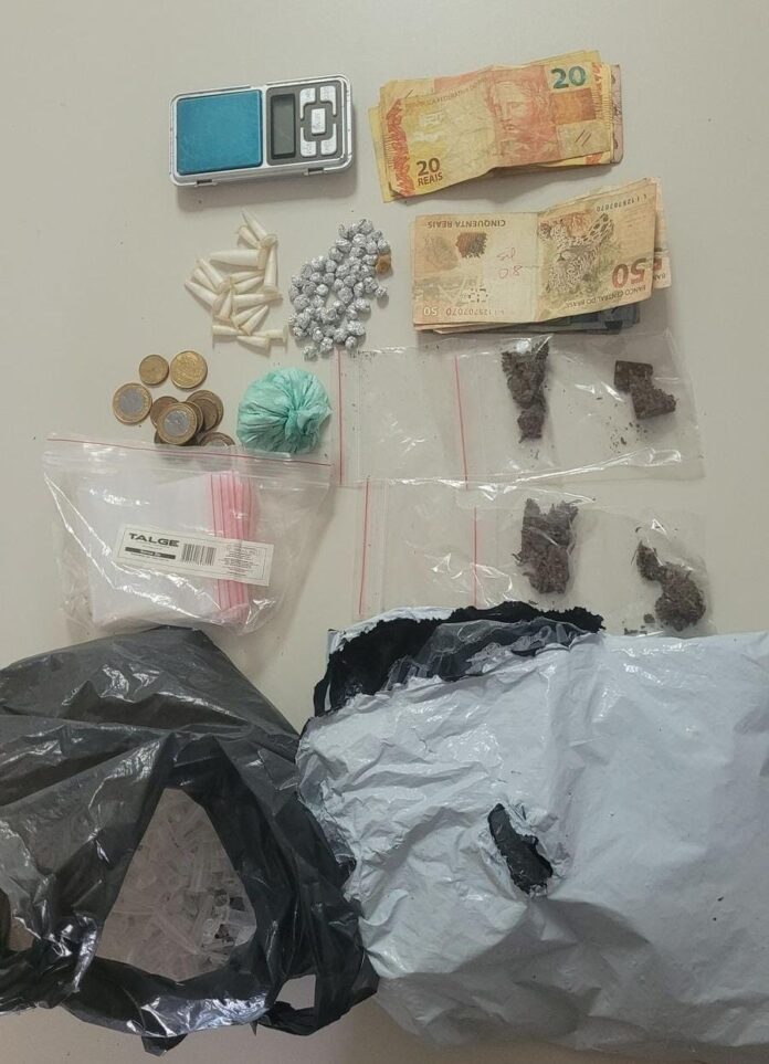 policia-prende-duas-mulheres-por-trafico-de-drogas-no-bairro-nova-vitoria,-em-camacari policia-prende-duas-mulheres-por-trafico-de-drogas-no-bairro-nova-vitoria,-em-camacari