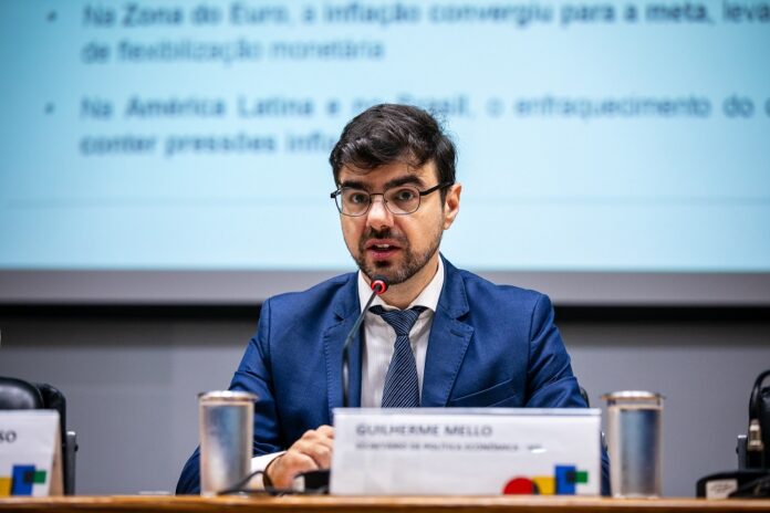 tarifas-dos-eua-geram-incertezas-e-podem-ter-efeitos-setoriais-e-cambiais,-aponta-fazenda