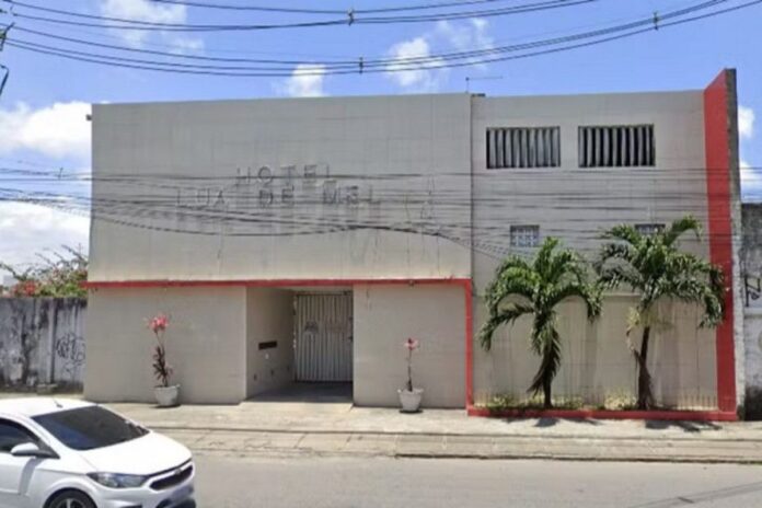 mulher-e-esfaqueada-por-homem-em-quarto-de-motel-no-recife