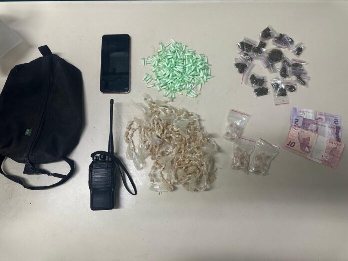 homem-e-preso-por-trafico-de-drogas-na-santa-monica,-em-salvador