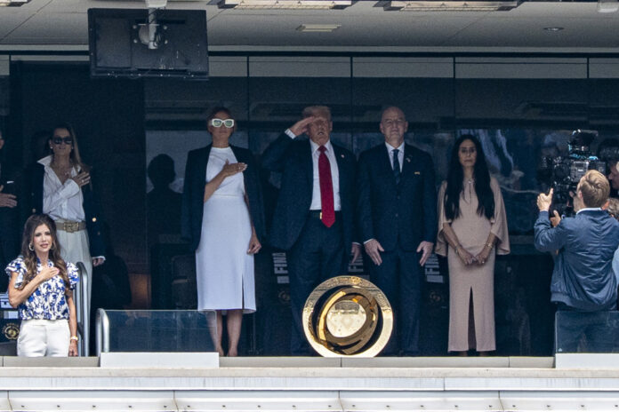 trump-assiste-a-final-do-mundial-de-clubes-ao-lado-de-presidente-da-fifa