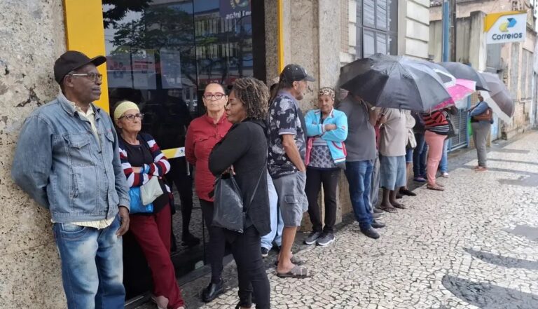 aposentados-madrugam-nos-correios-em-feira-em-busca-de-devolucao-de-valores-pelo-inss