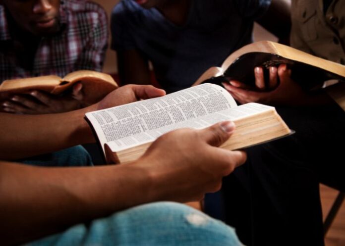 biblias-sao-usadas-nas-igrejas-para-ajudar-na-alfabetizacao-de-adultos