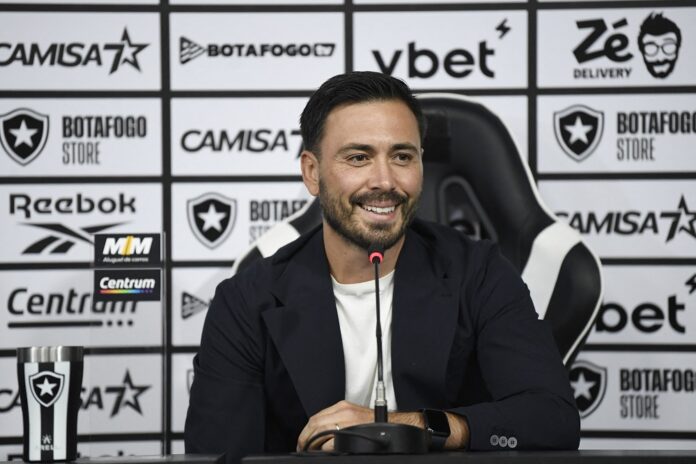 davide-ancelotti-surpreende-com-bom-portugues,-explica-relacao-com-o-pai-e-enaltece-botafogo