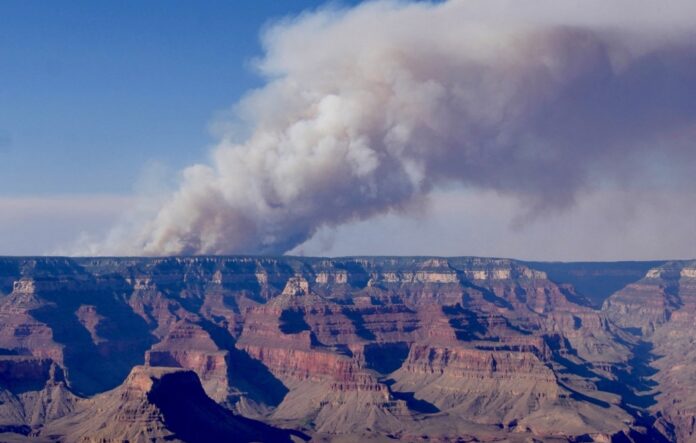 incendio-florestal-avanca-no-grand-canyon-e-destroi-monumento-historico-dos-eua
