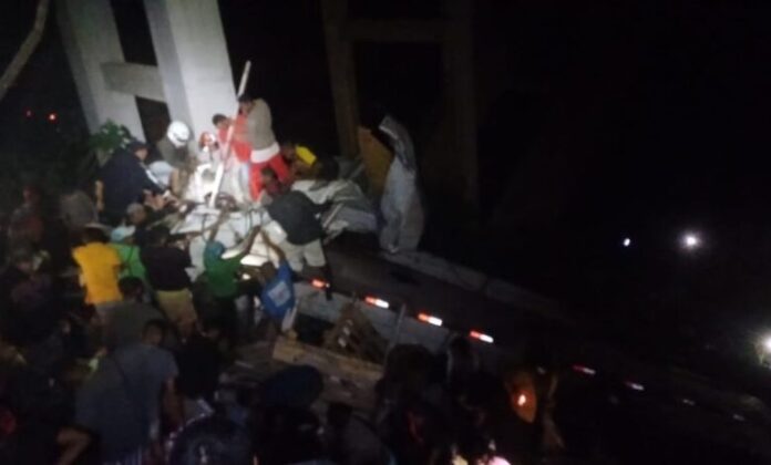 caminhao-cai-de-ponte-no-sudoeste-baiano-e-motorista-fica-preso-as-ferragens
