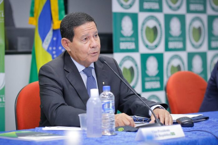 “nao-aceito-que-trump-venha-meter-bedelho”,-diz-mourao-sobre-o-brasil