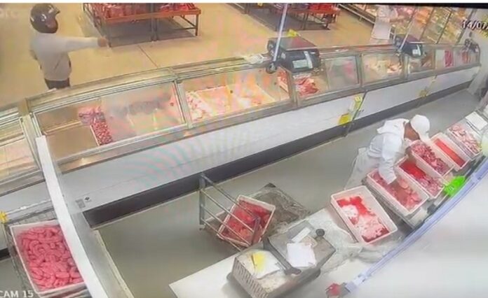 atirador-erra-disparos-contra-colega-de-trabalho-dentro-de-supermercado-em-itamaraju