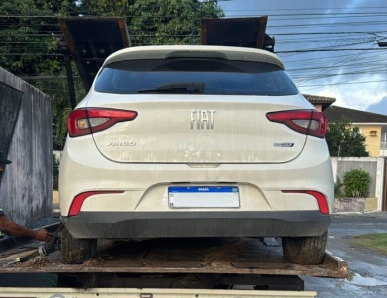 carro-com-restricao-de-furto/roubo-e-recuperado-em-lauro-de-freitas